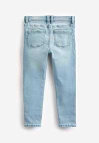 Svijetloplave traperice slim fit kroja, s pet džepova, šivenim detaljima i blago izblijedjelom teksturom.