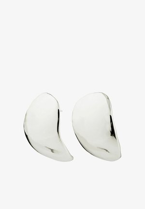 Een paar gladde, glanzende zilverkleurige oorbellen met een asymmetrische, gebogen organische vorm en een sluiting met post.
