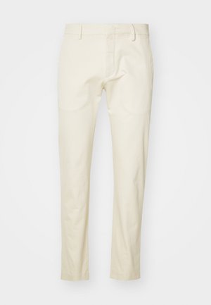 Pantalons en coton beige avec une coupe droite, fermeture éclair à l'avant et poches plates. Tissu texturé avec une finition lisse.