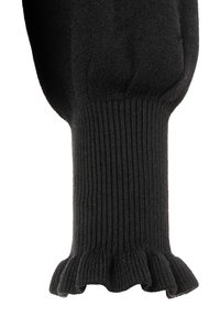 Manche de pull en laine noire avec une texture côtelée et un ourlet froncé. Le tissu semble doux avec une finition lisse.