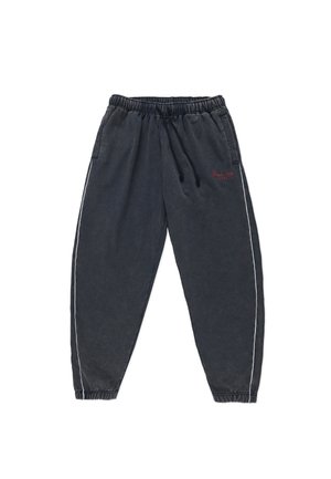 Ciemnoszare bawełniane spodnie dresowe z bocznymi kieszeniami, elastycznym pasem i białym paskiem po bokach. Z przodu znajduje się czerwona haftowana logo.