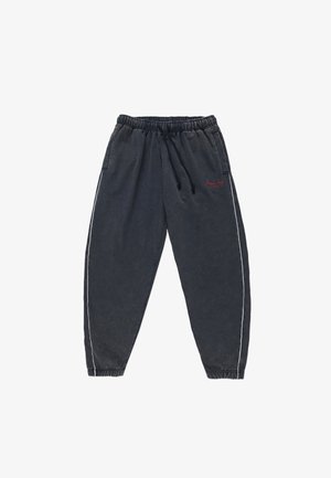 Ciemnoszare bawełniane spodnie dresowe z bocznymi kieszeniami, elastycznym pasem i białym paskiem po bokach. Z przodu znajduje się czerwona haftowana logo.