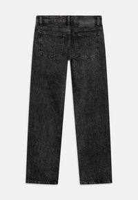 Jeans de mezclilla negra con corte recto, cinco bolsillos y una tela texturizada. Presenta un parche con logo en la parte posterior de la cinturilla.