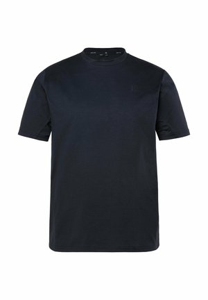 Prosty czarny t-shirt z krótkim rękawem i okrągłym dekoltem, z subtelnym logo na górnej lewej stronie klatki piersiowej, prezentowany na białym tle.