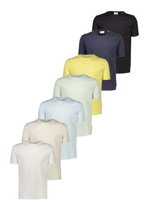Syv kortærmede t-shirts præsenteret i en gradient. Farverne inkluderer sort, marineblå, gul, lysegrøn, lyseblå, creme og hvid.