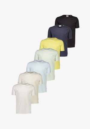 Siedem koszulek z krótkim rękawem ułożonych w gradient. Kolory to czarny, granatowy, żółty, jasny zielony, jasny niebieski, kremowy i biały.