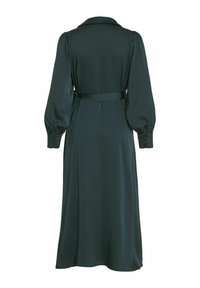 Lungo vestito verde scuro realizzato in tessuto liscio, con colletto, maniche lunghe a sbuffo e una cintura in vita per un look aderente.