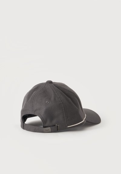 Casquette de baseball gris foncé avec sangle réglable et boucle métallique, vue de dos sur un fond clair uni.