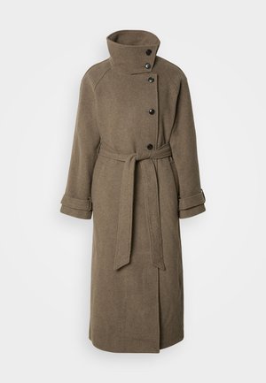 Manteau long en laine marron avec un col haut, des boutons noirs et une ceinture nouée à la taille. Comprend des manches retroussées et une silhouette droite.