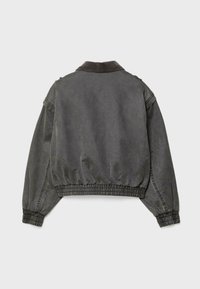 Grå bomberjakke med ribbestrikket krave, elastisk bund og manchetter samt en glat tekstur med minimale syninger.