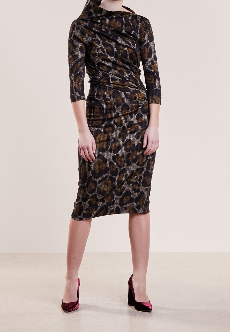 Leopardprint-Kleid mit Dreiviertelärmeln, gerafften Details und hohem Schalkragen, aus einem strukturierten, dehnbaren Stoff gefertigt.