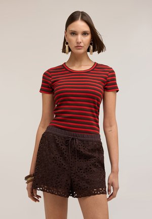 Motivi T-SHIRT A RIGHE - T-shirt imprimé - rosso