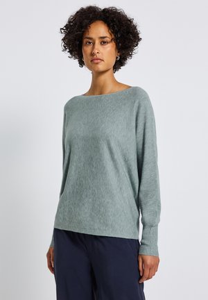 Maglione verde chiaro a maniche lunghe con scollo a barca, texture morbida, polsini a coste e vestibilità rilassata. Design minimalista senza motivi prominenti.