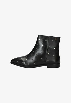Zwarte leren enkelboot met een spitse neus, versierd met zilveren studs, een rits aan de zijkant en een platte zool.