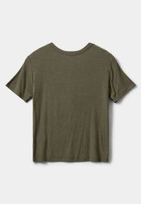 Alyvuogių žalia trumpomis rankovėmis marškinėliai, pagaminti iš šonkaulinio audinio. Įrengtas apvalus iškirpimas ir atsipalaidavęs siluetas su minimaliais siuvimo akcentais.