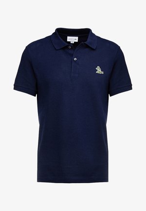 Polo shirt blu navy realizzato in cotone tessurizzato, dotato di colletto classico, tre bottoni e un piccolo logo coccodrillo ricamato in verde.