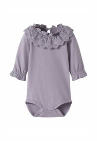Lavendelgekleurde bodysuit met lange mouwen, voorzien van een gerimpelde kanten kraag, elastische manchetten en drukknoopsluitingen aan de onderkant. Gemaakt van zachte katoenen stof.