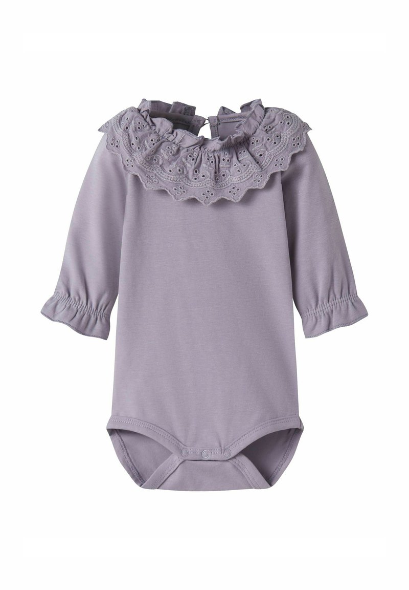 Lavendelgekleurde bodysuit met lange mouwen, voorzien van een gerimpelde kanten kraag, elastische manchetten en drukknoopsluitingen aan de onderkant. Gemaakt van zachte katoenen stof.
