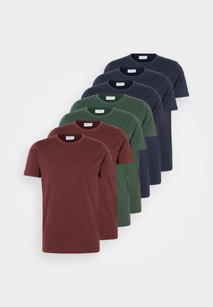 Ensemble de cinq t-shirts à col rond en bordeaux, vert et marine, fabriqués en coton lisse avec des manches courtes et une coupe décontractée.