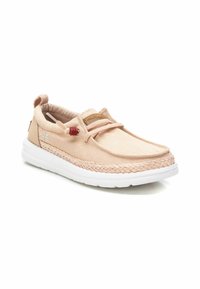 Ballerine légère beige clair avec une tige en toile, semelle en jute tissée et semelle extérieure en caoutchouc blanc. Présente des accents rouges et un petit patch logo.