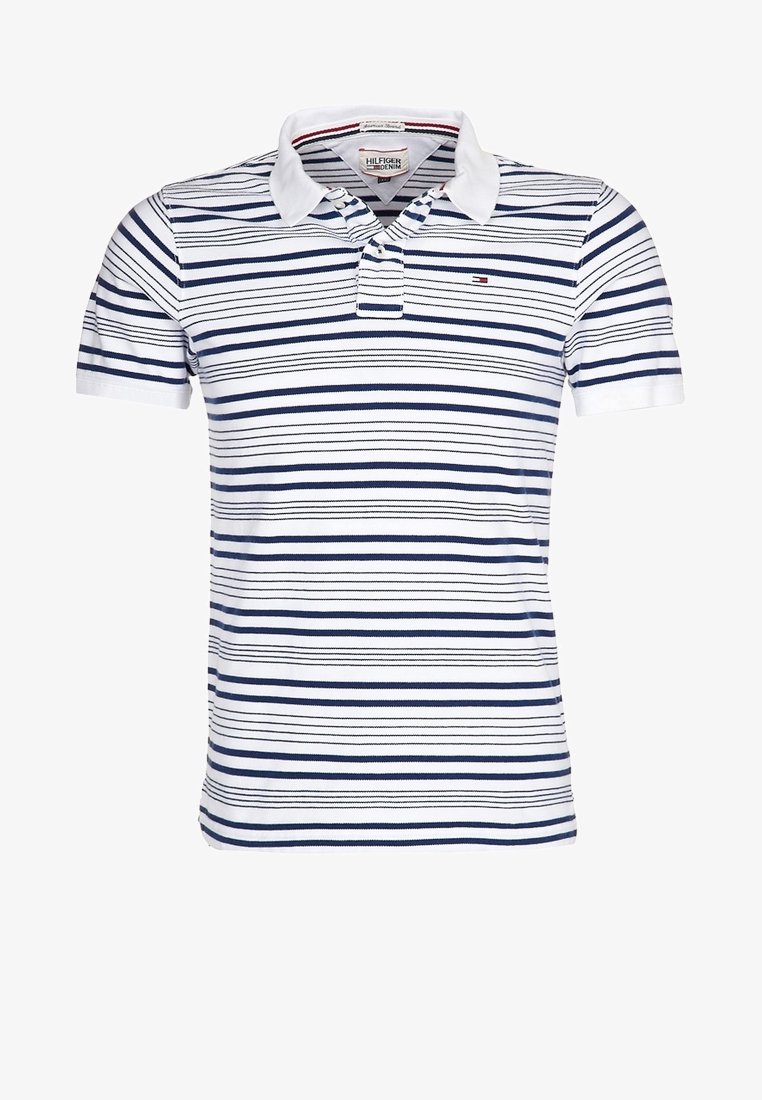 Polo shirt blanc à manches courtes avec des rayures horizontales bleu marine, un col et une patte de boutonnage à deux boutons. Présente un petit logo sur la poitrine.