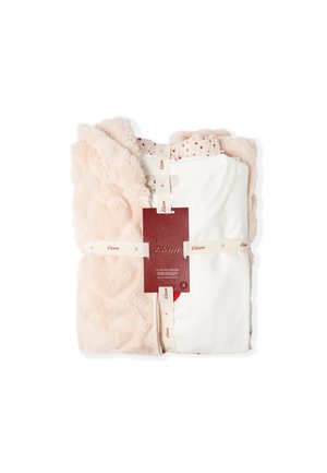 Różowy, puszysty zestaw szlafroka, zawiera biały top w czerwone kropki. Starannie złożony i zabezpieczony markową wstążką. Miękka tekstura.