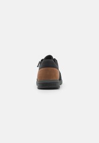 Sneaker negru și maro cu un superior textil neted, accent din suede maro pe călcâi și talpă din cauciuc. Dispune de închidere cu fermoar pe lateral.