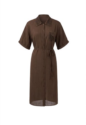 Robe midi marron à manches courtes avec boutons, ceinture à nouer, col texturé et une poche poitrine boutonnée sur fond blanc.