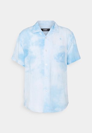 Camisa de manga corta con botones, teñida con técnica tie-dye en azul claro y blanco, con cuello y bolsillo en el pecho, etiquetada como ZIGN.