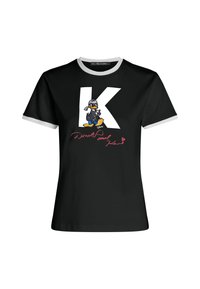 Schwarzes Baumwoll-T-Shirt mit kontrastierendem grauen Rippkragen. Verfügt über einen großen weißen Buchstaben "K" und eine gestickte Donald-Duck-Grafik mit pinkem Text.