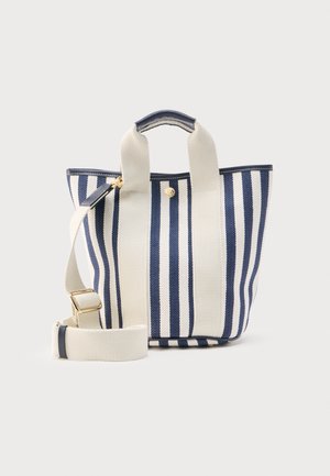 Canvas-tote taske med lodrette striber i marineblå og hvid, to korte håndtag og en justerbar skulderrem.
