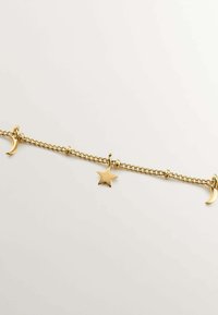 Pulsera de cadena en tono dorado con charms de estrella y luna creciente. Superficie liscia con un diseño interconectado y acabado pulido.