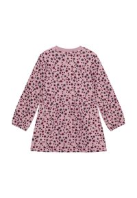 Robe à manches longues en tissu rose pâle avec un motif floral comprenant des fleurs rose foncé et noires, taille froncée et encolure ronde.