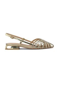 Zapato dorado tipo slingback con puntera puntiaguda, correas curvas, detalles metálicos y un tacón bajo de bloque con acabado texturizado.