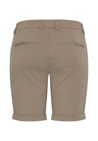 Shorts beige sur mesure avec passants de ceinture, deux poches passepoilées arrière et revers roulés, vus de dos sur un fond blanc.