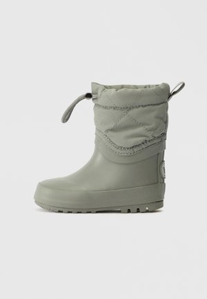 Botte en caoutchouc grise avec un haut matelassé et rembourré, un système de fermeture à cordon et une semelle texturée. Présente un logo sur le côté.