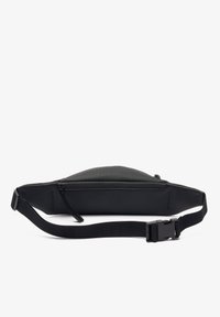 Crna torba preko tijela izrađena od izdržljivog materijala, s elegantnim trokutastim oblikom, podesivim remenom i zatvorenim odjeljkom na zip.
