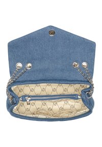 Denim-käsilaukussa on kolmiomainen läppä, hopeiset ketjuhihnat sekä vaalean värinen sisustus, jossa on geometrinen kuvio ja vetoketjullinen tasku.