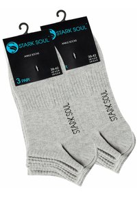 Calzini alla caviglia grigi realizzati in misto cotone, con texture a coste e branding "STARK SOUL". Confezione che include tre paia su un supporto di cartone.