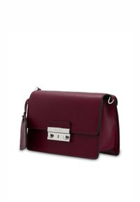 Burgunderfarbene Lederhandtasche mit strukturiertem Design, silbernem Beschlägen, Klappenverschluss und abnehmbarem Anhänger. Texturierte Oberfläche mit kontrastierenden Akzenten.