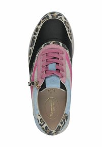 Sneaker in pelle con tomaia nera e dettagli rosa, sovrapposizioni blu e tallone in stampa leopardata. Presenta lacci rotondi e una zip decorativa.