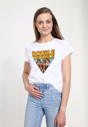 Hvid t-shirt med korte ærmer, der har et farverigt "DOUBLE TROUBLE" grafisk design med tegneseriefigurer, parret med lyseblå slidte jeans.