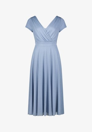 Jasnoniebieska sukienka z krótkimi rękawami, dekoltem w kształcie litery V, dopasowaną talią i zwiewnym dołem. Materiał ma delikatny blask i miękką teksturę.