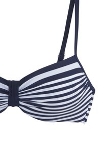 Mornarsko modra in bela črtasta bikinijeva zgornja stran z nastavljivimi naramnicami, ki ima nabrano središče in gladko teksturo.