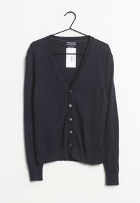 Marineblauer Cardigan aus weichem Stoff, mit V-Ausschnitt, langen Ärmeln und sechs Knöpfen vorne. Etikett am Kragen sichtbar.