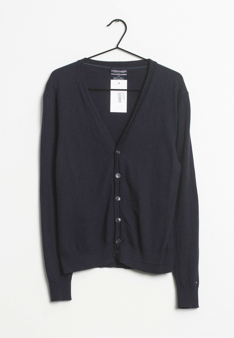 Marineblauer Cardigan aus weichem Stoff, mit V-Ausschnitt, langen Ärmeln und sechs Knöpfen vorne. Etikett am Kragen sichtbar.