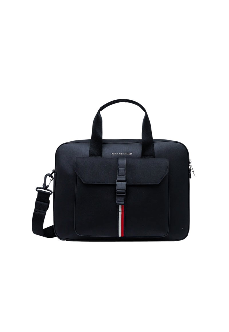 Borsa per laptop nera con finitura in tessuto liscia, manici corti, tracolla regolabile, patta frontale fissata con fibbia e una striscia verticale rossa, bianca e blu.