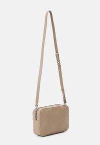 Calvin Klein RE LOCK QUILT CAMERA BAG - Borsa a tracolla - silver mink