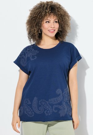 T-shirt blu navy con vestibilità rilassata, maniche corte arrotolate e motivo paisley testurizzato sul lato sinistro inferiore. Tessuto morbido.