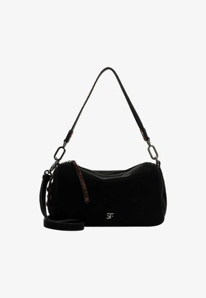 Černá nabídková kabelka přes rameno s uzávěrem na zip, nastavitelným popruhem a strukturovaným akcentem na rukojeti. Obsahuje lesklé kovové logo.